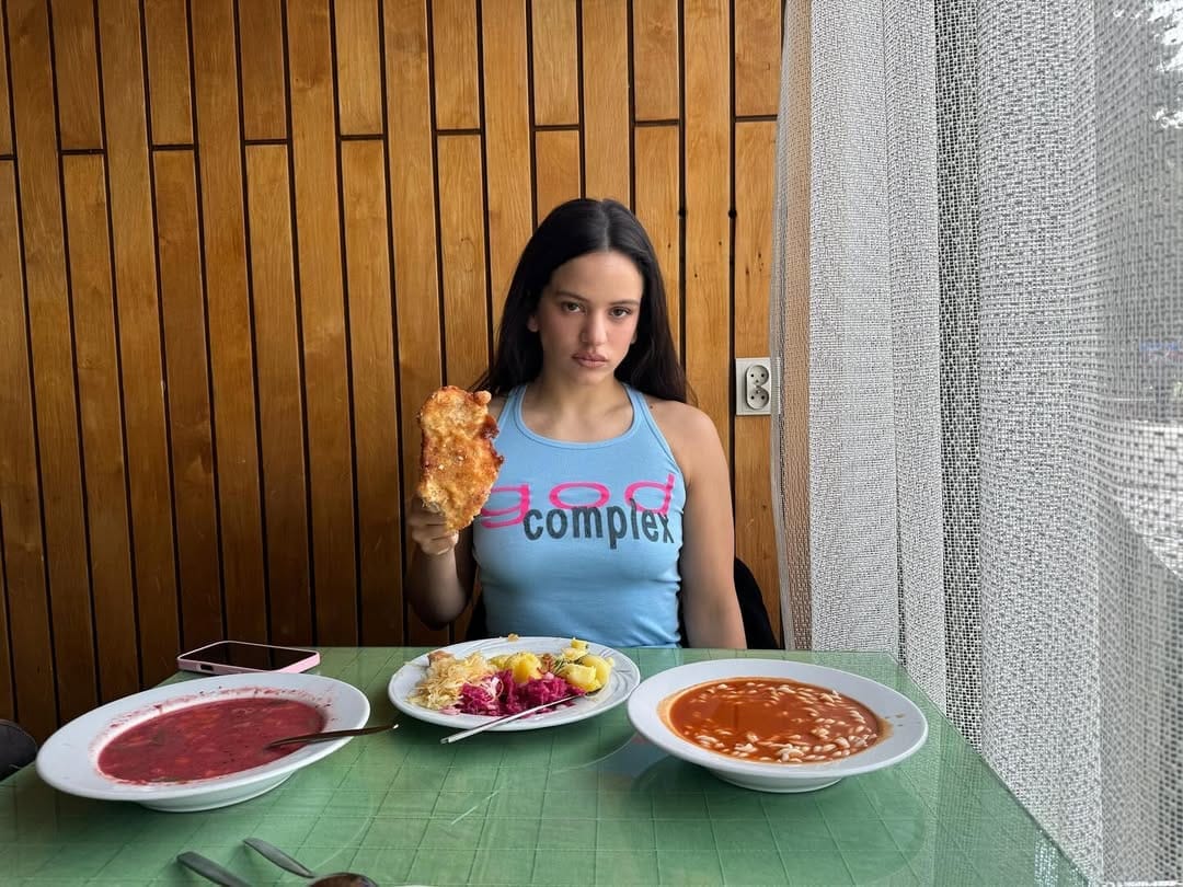 Rosalía, Berghain, bar mleczny Rusałka w Warszawie, milk bar, polska kuchnia, co zobaczyć w Warszawie, Warsawslook, przewodnik Warszawski, Praga Północ, spacer Warszawą, klip muzyczny w Warszawie, warsaw guide, sceny z klipu Rosalía, kto odwiedził Warszawę, Rosalia odwiedziła Warszawę